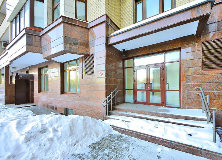 Обыкновенное Чудо: Вид входной группы снаружи