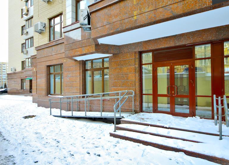 Обыкновенное Чудо: Вид входной группы снаружи