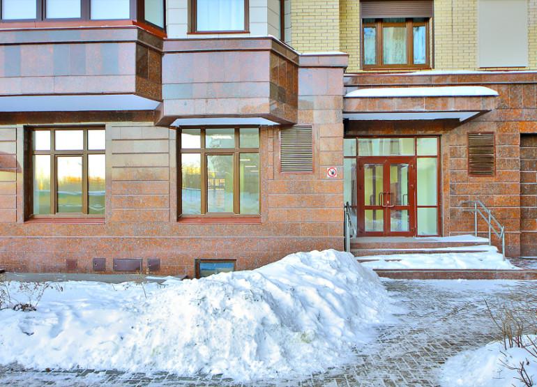 Обыкновенное Чудо: Вид входной группы снаружи