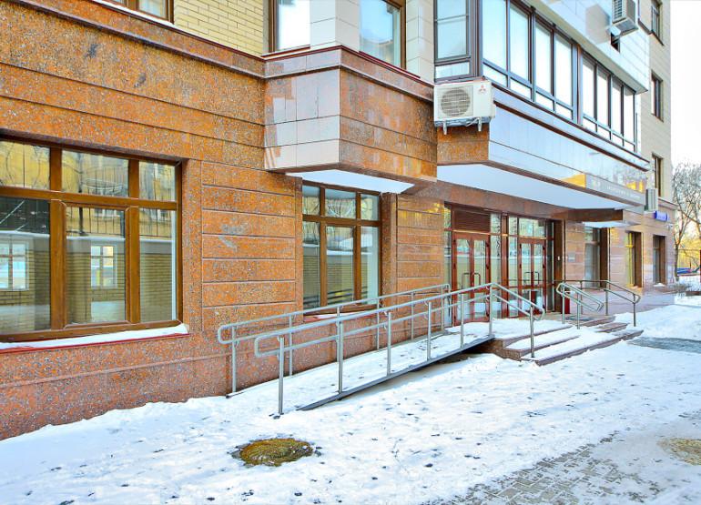 Обыкновенное Чудо: Вид входной группы снаружи